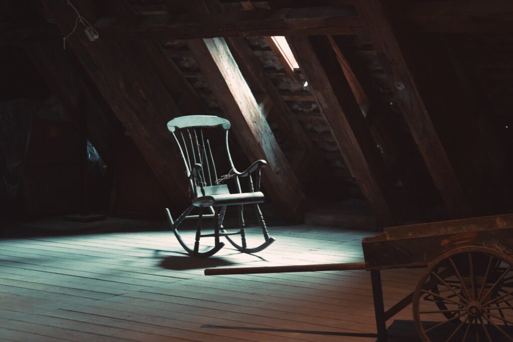 A bench is sitting in a chair