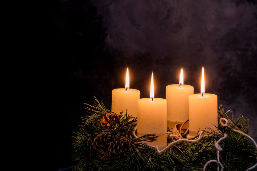 Ein Adventskranz zu Weihnachten sorgt für romantische Stimmung in der stillen Advent Zeit.