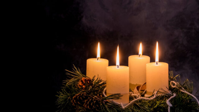 Ein Adventskranz zu Weihnachten sorgt für romantische Stimmung in der stillen Advent Zeit.